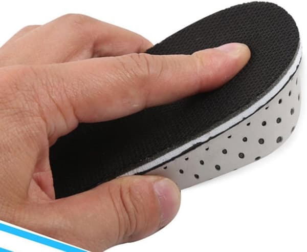 Et par neutrale, åndbare indlægssåler i memory foam på 4 cm.