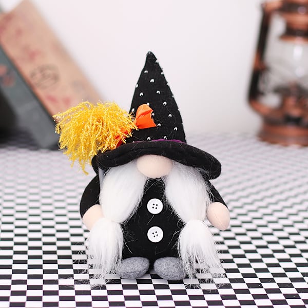 Håndlavet plystof svensk nisse med hekshat til Halloween - A