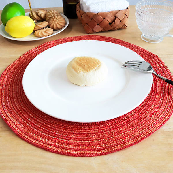 Punainen, 38 cm:n liukumaton ja tyylikäs ruoanlaittoon ja leivontaan, skandinaavisen tyylin pyöreä eristysmatto kodin ruokapöytään, gourmet-tausta, keinotekoinen cotto