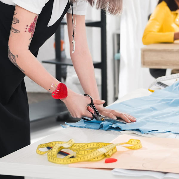 Sett med 2 håndledds-syputer med strikk - for håndarbeid eller DIY (rosa og rød)