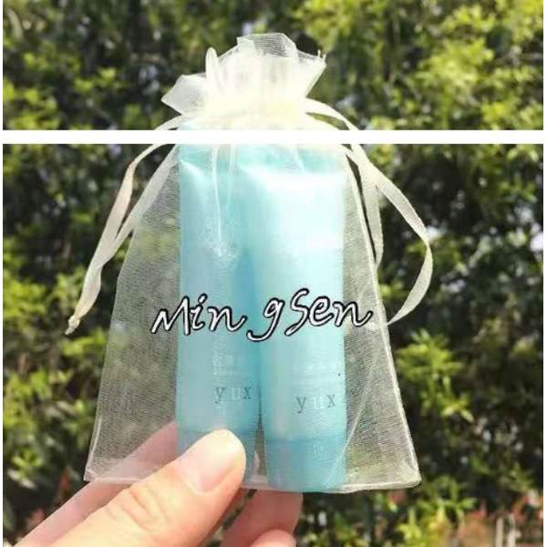 100 handsydda vita organza-påsar 7 x 9 cm.