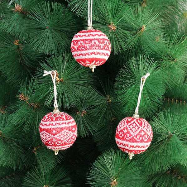 Julgranskula i form av stickad boll, dekoration att hänga