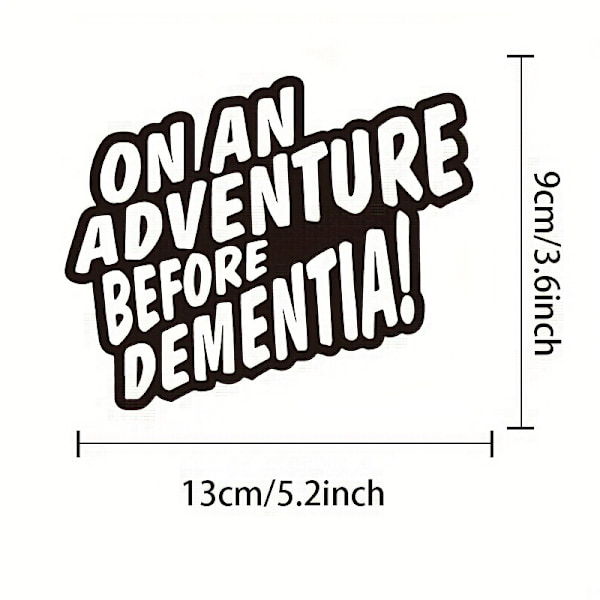 Hauska seikkailulla ennen dementiaa -uutuusvinyyliautotarra asuntovaunulle, matkailuautolle tai matkailuautolle Musta valkoinen liuotinmuste 130x90mm