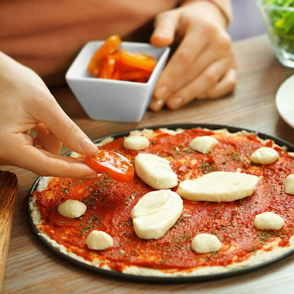 Sett med 2 runde pizzabrett med hull i grått karbonstål Ø 32 cm karbonstål