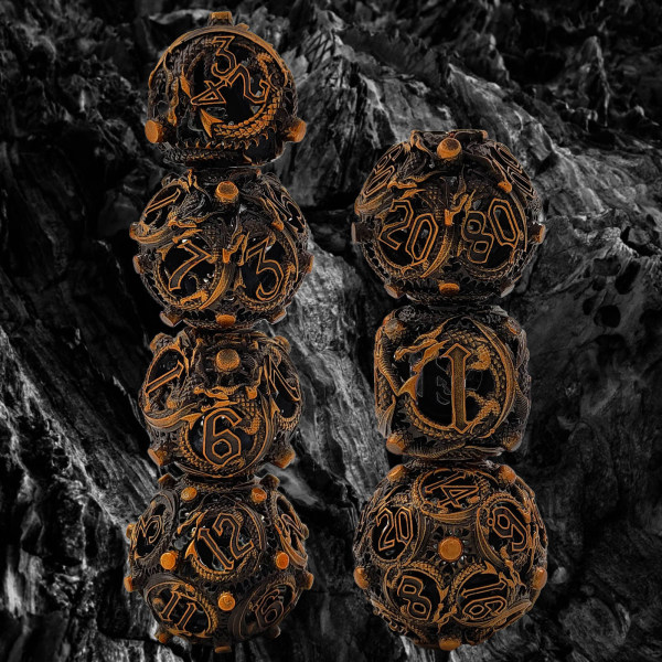 Speldtärningar för Dungeons and Dragons, HNCCESG Rollspelstärningar 7 st med metallåda Polyhedral ihålig metallrunda draktärningar D4/D6/D8/D10