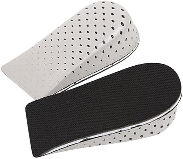 Et par neutrale, åndbare indlægssåler i memory foam på 4 cm.