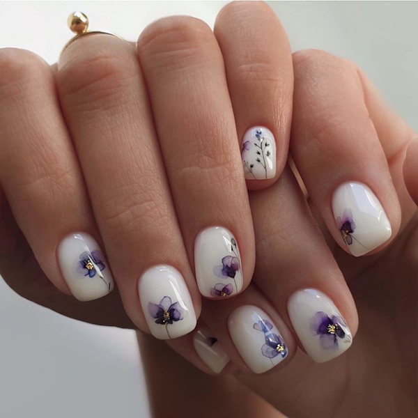 Korte hvide tryk på negle med blomsterdesign Blanke stick on negle Fuld dækning Falske negle Akryl negle til kvinder