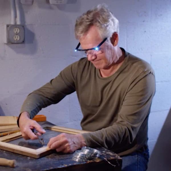 Bærbar, forstørrende brille med indbygget lys