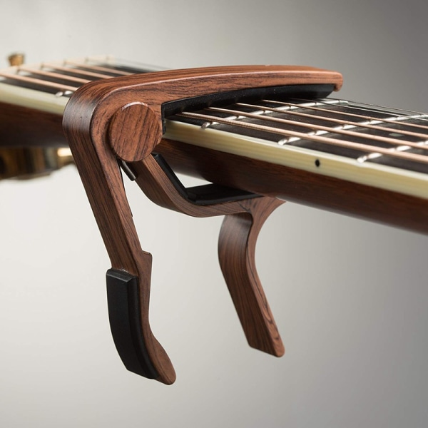 Mörk gitarr capo för akustisk gitarr, ukulele, elgitarr, bas med träfärgade plektrum