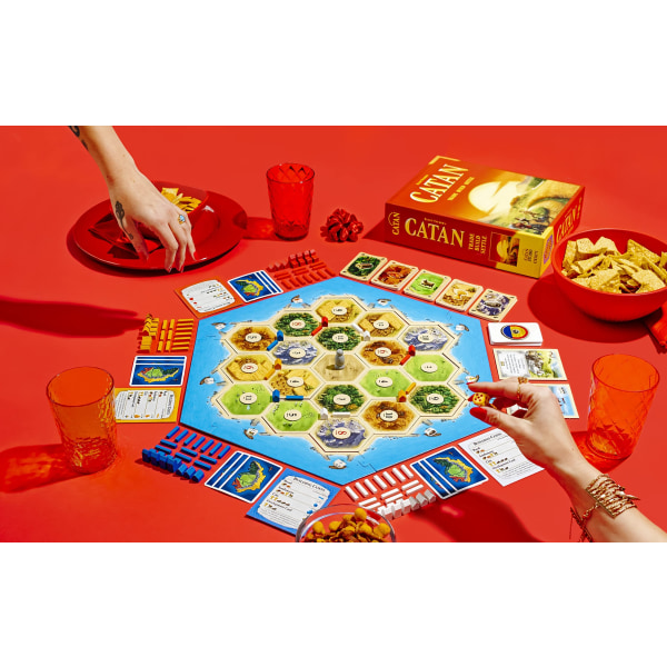 Catan (base game) eventyr brettspill for voksne og familier Alder 10+ Passer for 3 til 4 spillere Gjennomsnittlig spilletid 60 minutter(Catan Basics Red Bo