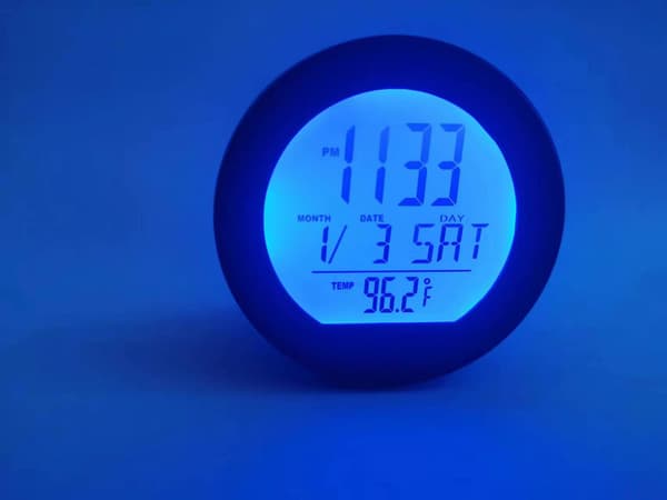 Bilsolcelledrevet LCD-displayur med tid (12/24 timer) til multifunktions digitalt instrumentbræt