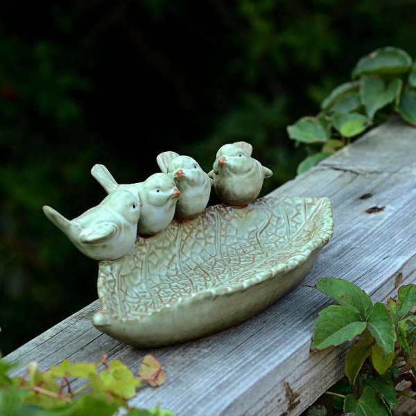 Runde fuglebad med to dekorative keramiske fugler - Fugledrikker