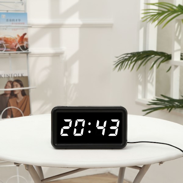 (Hvit) Digital klokke, automatisk nattmodus, 3 LED-lysstyrkenivåer, batteridrevet, 12/24-timers alarmklokke for barn, eldre, tenåringer, soving