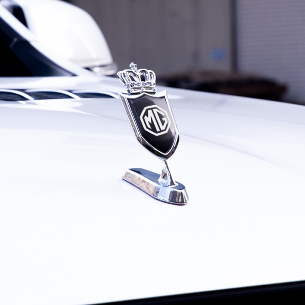 Sopii MG konepellin eteen auton logomerkkitarralle 1 kpl silver black