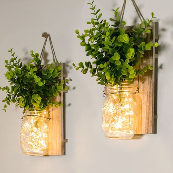 Rustikke væglamper, væglamper af glasflaske, boligindretning til bondehus, LED eventyrlys, grønne kunstige planter, varm belysning til indretning.
