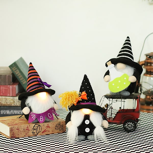 Håndlavet plystof svensk nisse med hekshat til Halloween - A