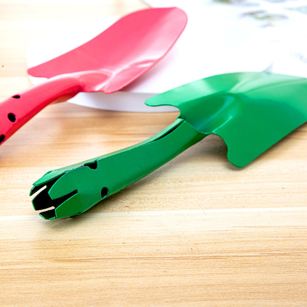 Pieni puutarhalapio ergonomisesti muotoillulla kahvalla