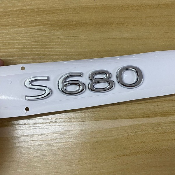 Velegnet til Maybach bageste emblem S450 S480 S580 GLS480 600 alfanumerisk etiket (1 stk)(S680 sølv)