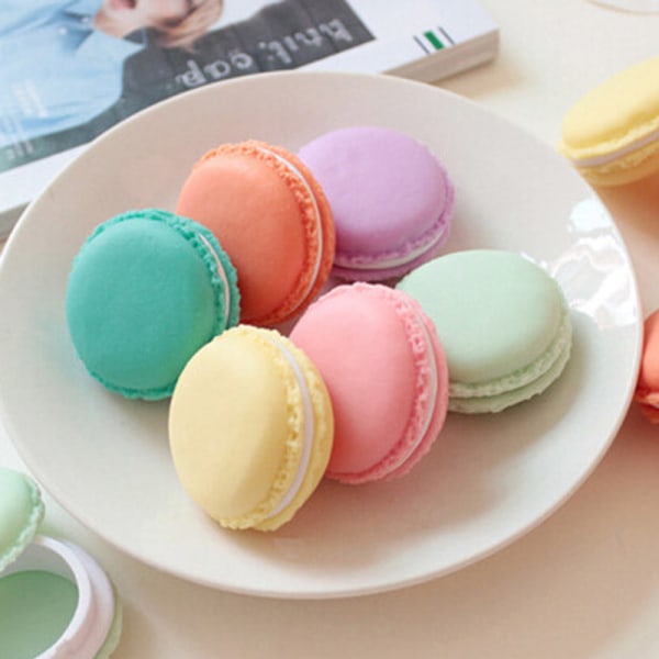 Set med 6 färgglada, små förvaringslådor i form av macarons för smycken och halsband