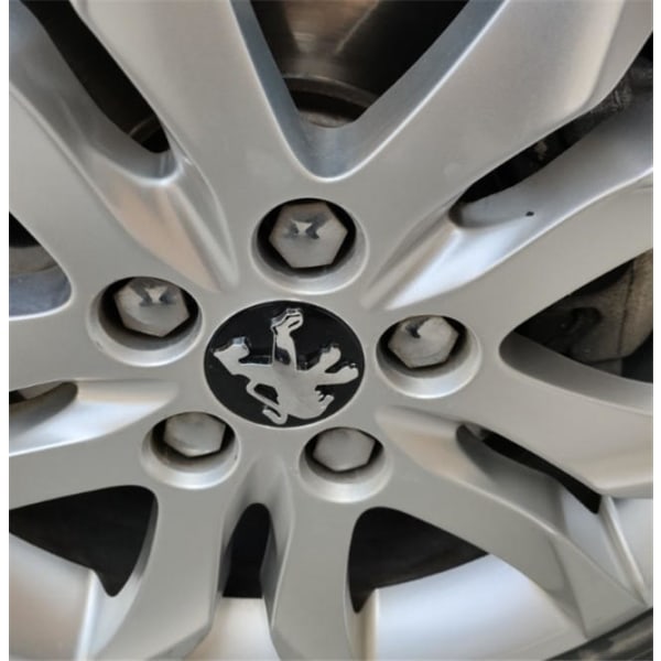Peugeotin 4 mustan ja kromin keskiön navat