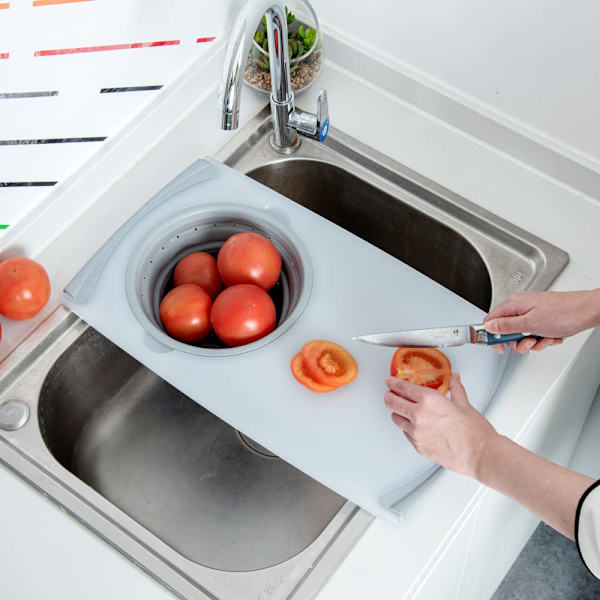 Grå plastskærebræt til vask i spisestuen - med sammenklappelig si - 29*50*cm - 1 stk.