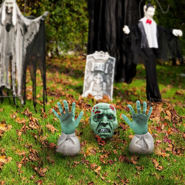 Halloween-koristeet - Halloween-realistinen zombinaama ja käsivarret nurmikon paalu - Vihreä zombikallo verellä ja kädet puutarhapaalu