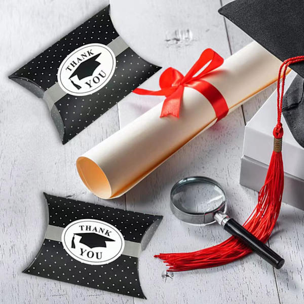 50 st examensgodisaskar, kuddförpackningar med tryck av examenshatt, presentask i kraftkartong för presentinslagning,