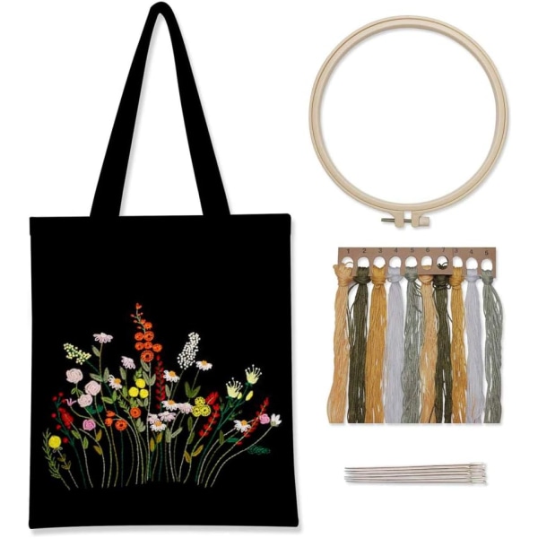 Svart broderikit i canvas med mönster och instruktioner Innehåller broderad väska med blommönster, broderiram i bambu, färgade trådar och Prosp