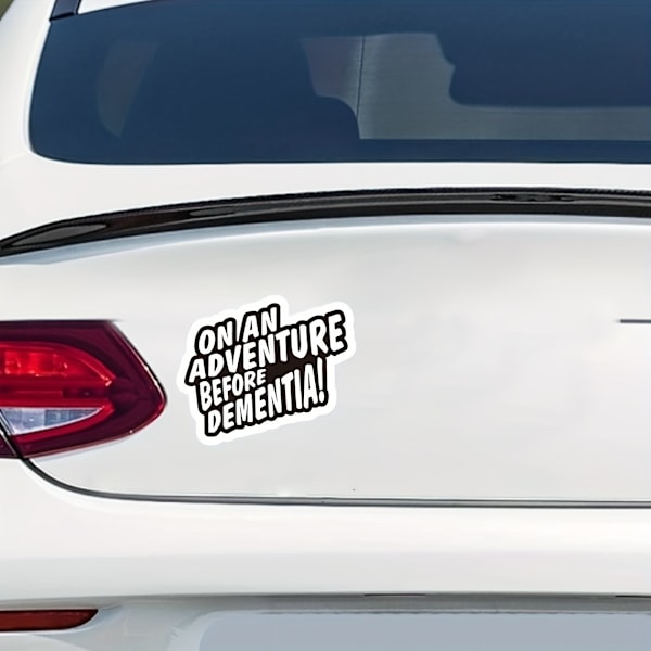 Hauska seikkailulla ennen dementiaa -uutuusvinyyliautotarra asuntovaunulle, matkailuautolle tai matkailuautolle Musta valkoinen liuotinmuste 130x90mm