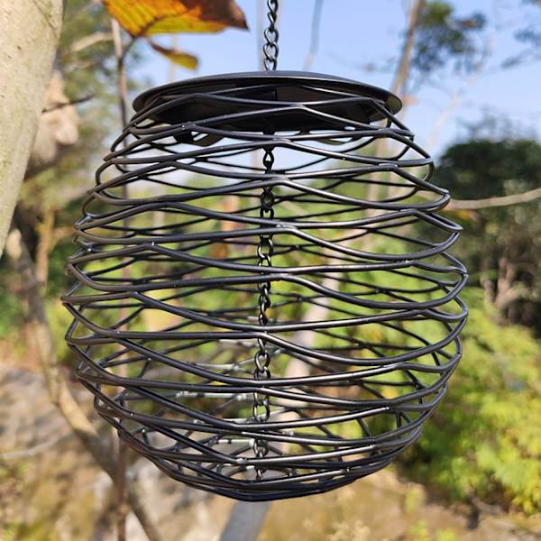 Fuglefoderautomat i kugleform, 13 cm diameter stor kapacitet til fedtkugler, brød, kiks, metal