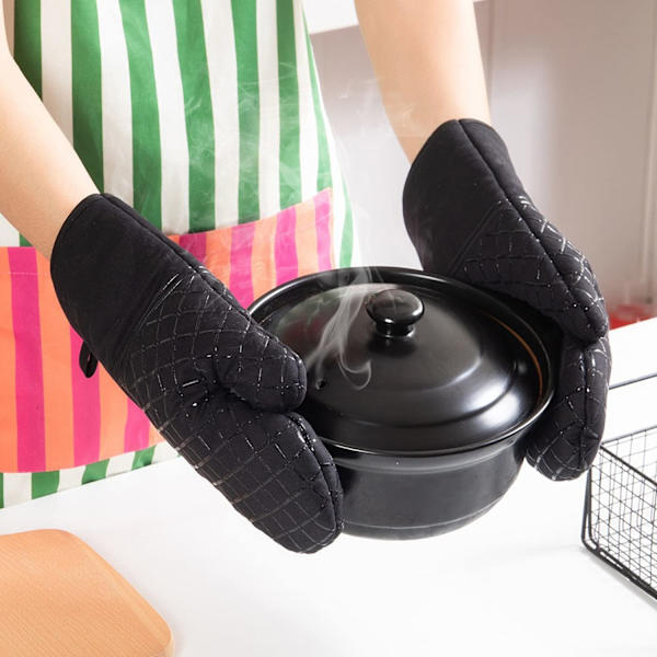 4-pakkaus uuninlapasta ja kattilanalustia, uuninlapaset lämmönkestävät 500 asteeseen, pitkät uuninlapaset kierrätetyllä puuvillavuorella ja liukumattomalla silikonipinnalla
