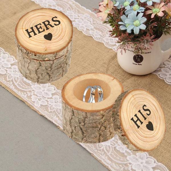 Et par med bryllupsringer i tre (diameter 6 cm, HERS, HIS), med ringerboksholdere for oppbevaring på bryllupsforlovelsesfester og Valentin