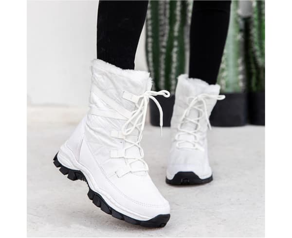 1 par hvite, mellomhøye snøboots 37