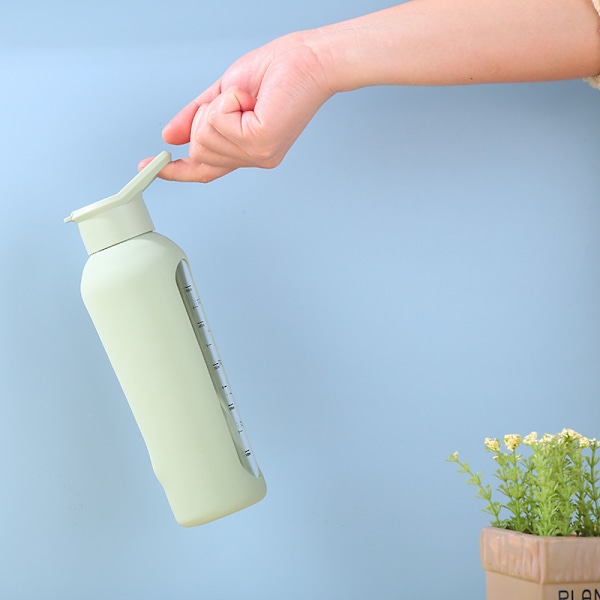 Lasinen vesipullo oljella ja kahvalla, juoma-aikamerkinnöillä 700ml