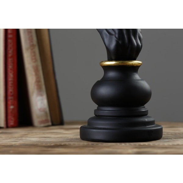 Sjakkstatue i harpiks for hage- og uteplassdekorasjon, egnet for innendørs kontordekorasjon (konge-hvit)
