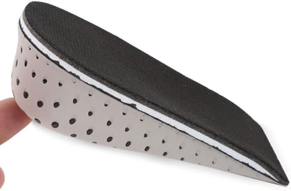 Et par neutrale, åndbare indlægssåler i memory foam på 4 cm.