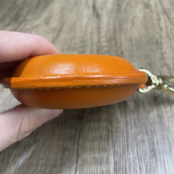 1 retro kolikkopussi, ensiluokkainen naudannahka, pyöreä avain, kuulokkeiden kaapeli säilytyspussi