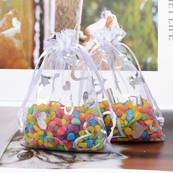 100 (±5) stk. Små Organzaposer med Snøre Sølv Hjerter Organza Festgaveposer Bryllupsgaveposer Slikposer Smykkeposer 9 × 12cm (Hvid