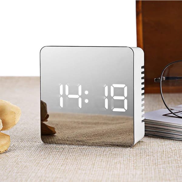 Digital väckarklocka LED-display med snooze-funktion, enkel väckarklocka, modern spegelväggklocka för sovrum, kontor, hem - Vit