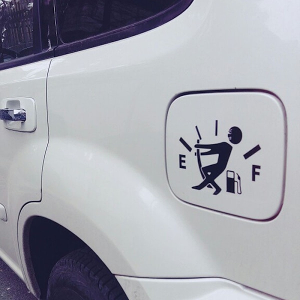 Hauska tankkaus-tarra autoon, moottoripyörään ja kuorma-autoon