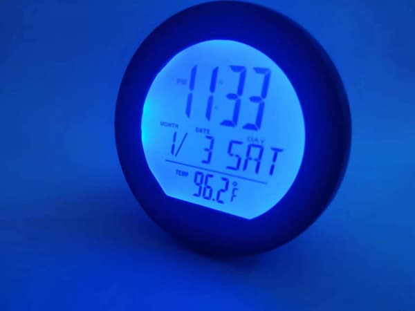 Bilsolcelledrevet LCD-displayur med tid (12/24 timer) til multifunktions digitalt instrumentbræt