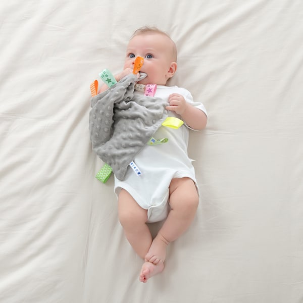Baby Tag -turvapeitto (harmaa), merkkipeitto, 25*25cm Cozy Pehmo B