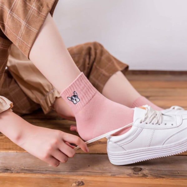 Suloiset puuvillaiset kiinnostavan designin uutuus syksyn ja talven sydämenmuotoiset pyöreäpääntiiset naisten sukat