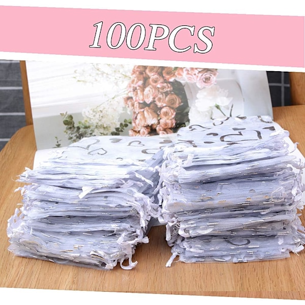 100 (±5) stk. Små Organzaposer med Snøre Sølv Hjerter Organza Festgaveposer Bryllupsgaveposer Slikposer Smykkeposer 9 × 12cm (Hvid