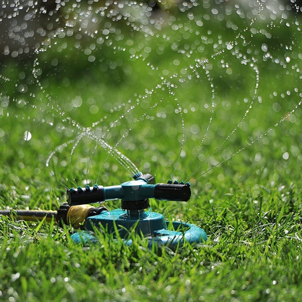 Trädgårdsbevattning, trädgårds- och skogsbevattning, automatisk roterande sprinkler, bevattning av (trigeminal gräsmatta