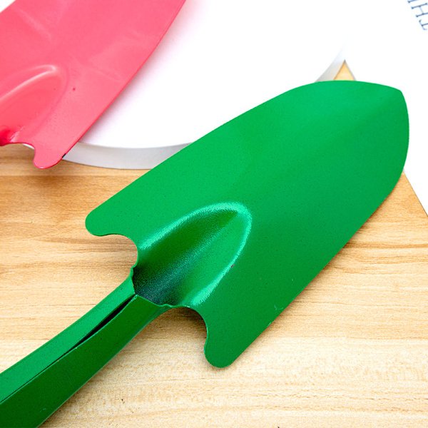 Pieni puutarhalapio ergonomisesti muotoillulla kahvalla