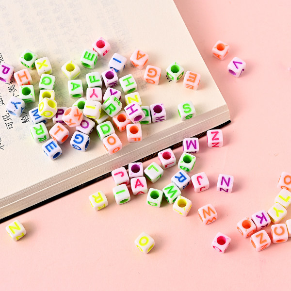 700 kpl 18 värisiä akryyliaakkosten kirjaimia A-Z kuutiohelmiä jalokiville
