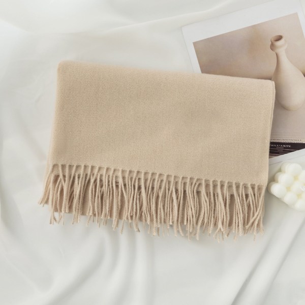 Klassisk tørklæde lavet af plys - ensfarvet med frynser -