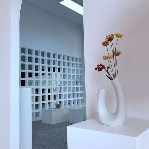 Vit keramisk vas modern minimalistisk abstraktion vas, för mittpunkter, kök, kontor, vardagsrum, bröllop, presenter, moderna geometriska vaser (U Sha