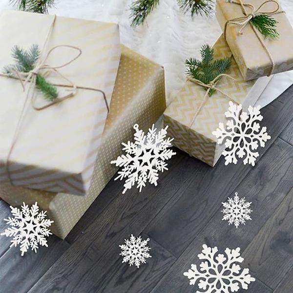36 stk hvite snøfnugg ornamenter i plast med glitter for vinter og juletrepynt i varierende størrelser (w